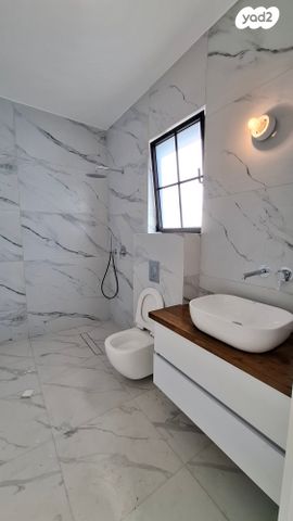 דו משפחתי, אבן יהודה