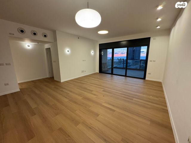 דירה, אמנון ליפקין שחק, נוף הטיילת, נתניה