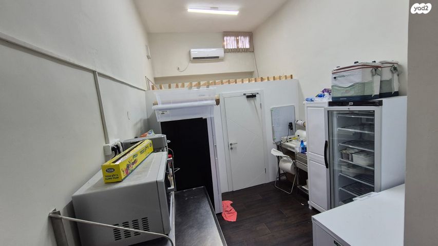 חנויות/ שטח מסחרי, השקדים, קרית ביאליק