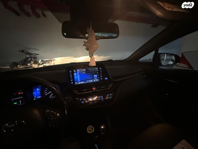 מודעת רכב טויוטה C-HR
