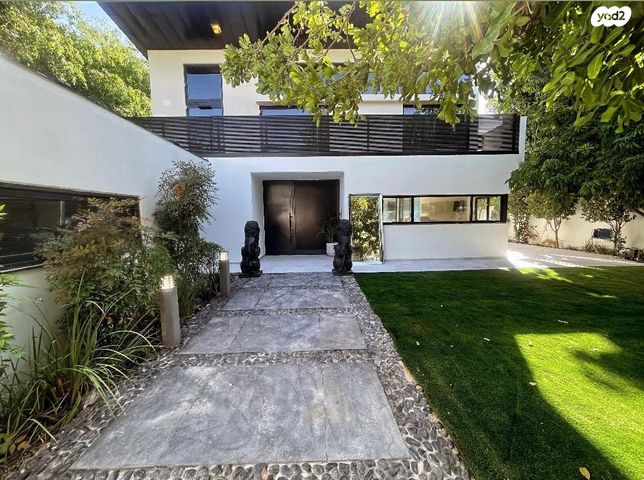 קרן היסוד 11