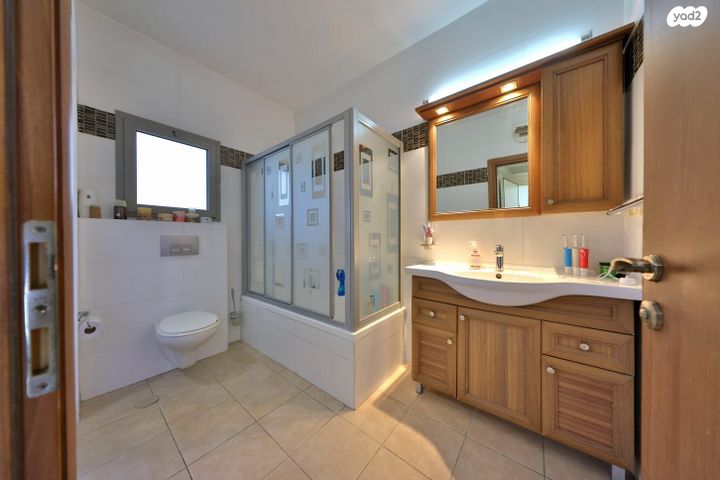 דירה, עוזי חיטמן, משכנות האומנים, קרית מוצקין