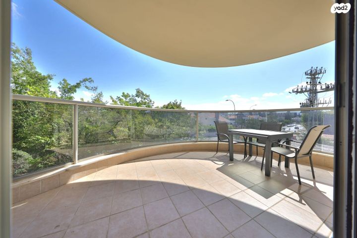 דירה, עוזי חיטמן, משכנות האומנים, קרית מוצקין