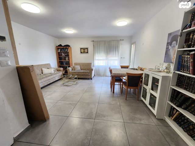 גג/ פנטהאוז, אבני חן, חריש