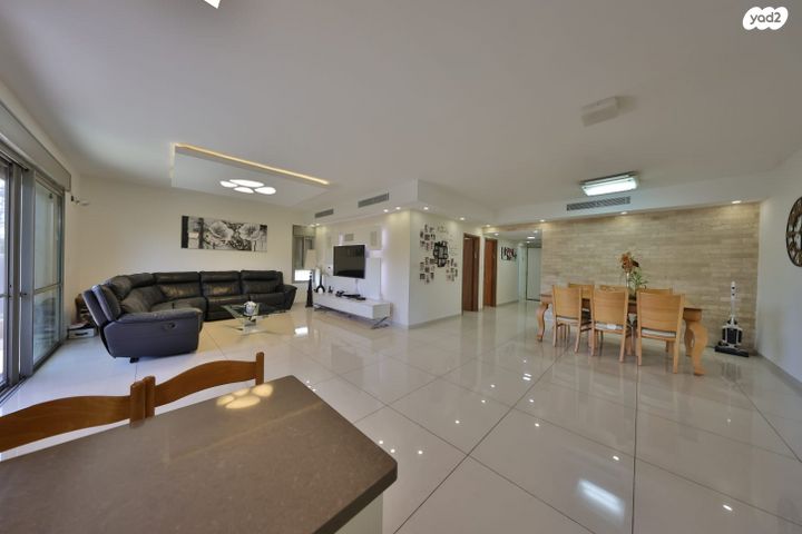 דירה, עוזי חיטמן, משכנות האומנים, קרית מוצקין