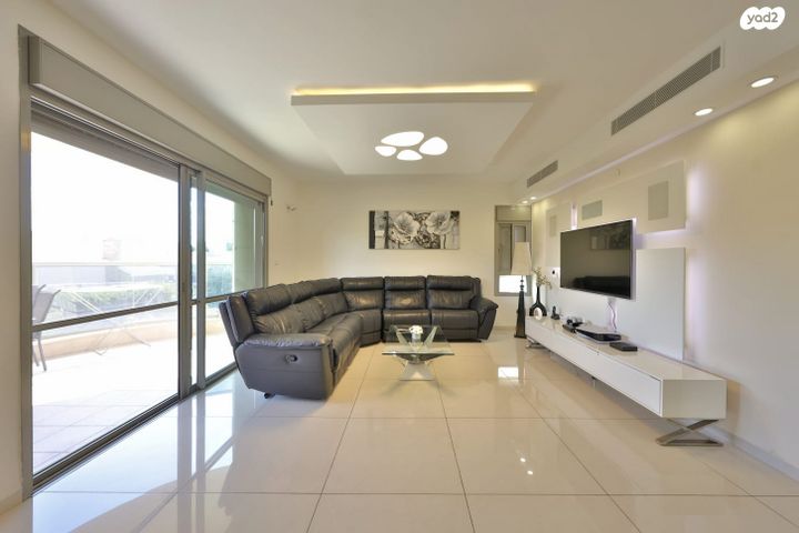 דירה, עוזי חיטמן, משכנות האומנים, קרית מוצקין