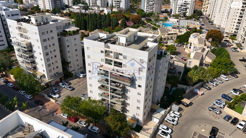 דרך הפארק 12