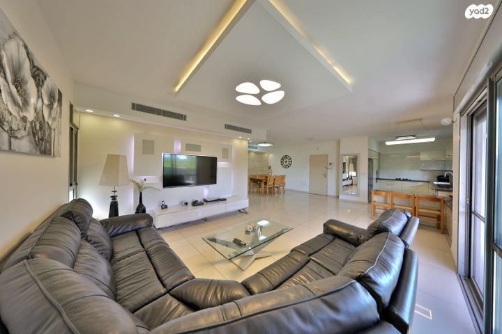 דירה, עוזי חיטמן, משכנות האומנים, קרית מוצקין