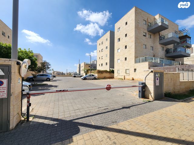 גג/ פנטהאוז, אבני חן, חריש