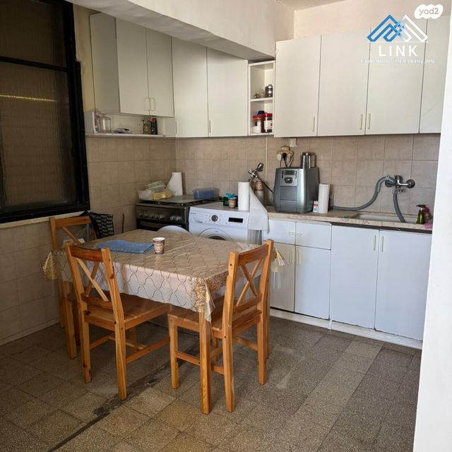 דירה, נתן אלבז, גיורא, טירת כרמל