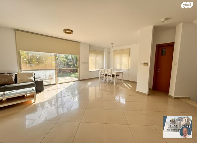 דו משפחתי, כוכבן, מתחם 19 - 20 (מתחם הפרחים), הוד השרון