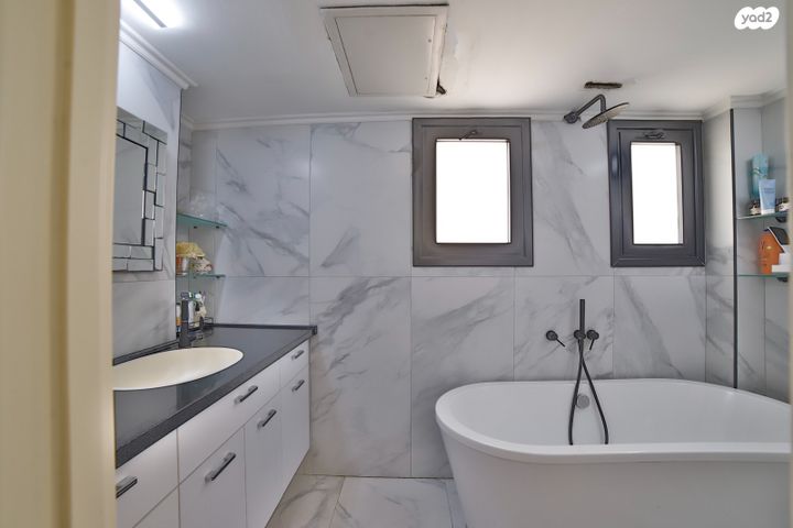 דירה, דבורה ברטונוב, קרית אילון, חולון