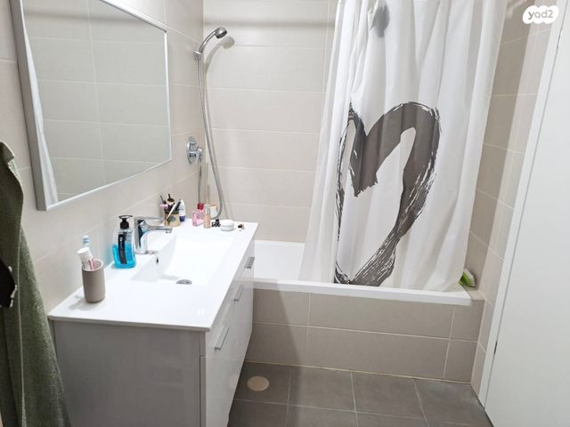 דירה, יואב, חרוזים, רמת גן