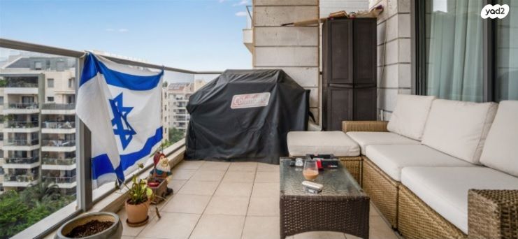 דירה, הזמר העברי, כפר סבא