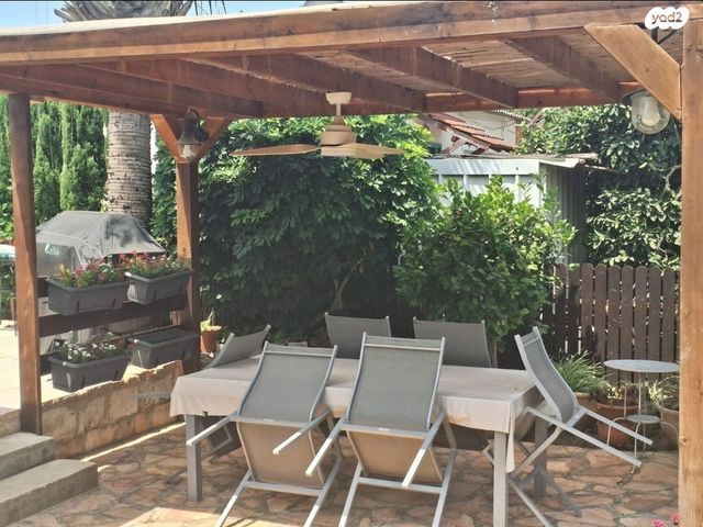 דו משפחתי, היינריך צבי גרץ, נאות גנים, נתניה