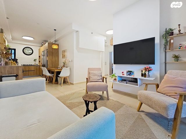 דירת גן, מעפילי אגוז, נווה חן, תל אביב יפו