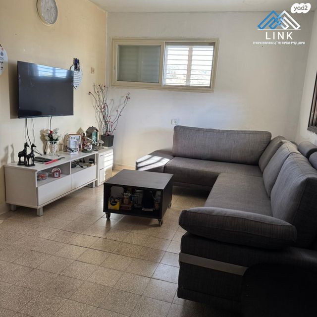 דירה, נתן אלבז, גיורא, טירת כרמל