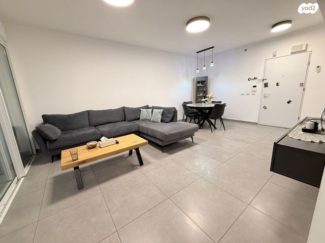 דירה, משה דיין, גיורא, רמלה