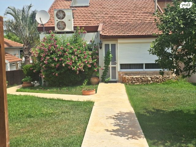 דו משפחתי, היינריך צבי גרץ, נאות גנים, נתניה