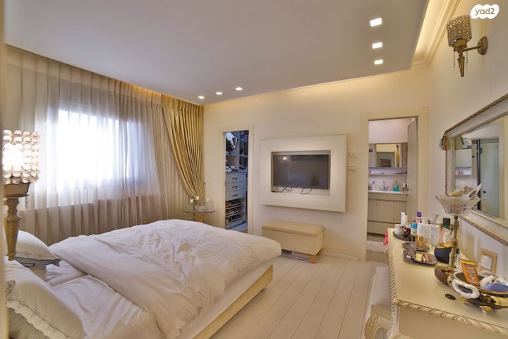 דירה, דבורה ברטונוב, קרית אילון, חולון