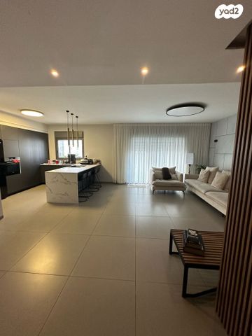 דירה, יוסי בנאי, משכנות האומנים, קרית מוצקין