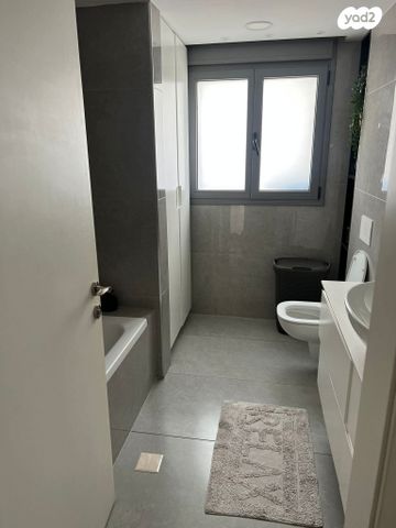 דירה, יוסי בנאי, משכנות האומנים, קרית מוצקין