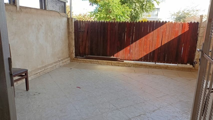 דירת גן, אדם - גבע בנימין