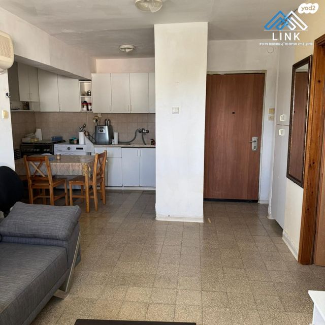 דירה, נתן אלבז, גיורא, טירת כרמל