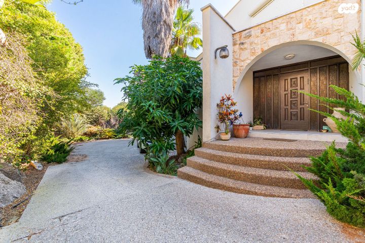 בית פרטי/ קוטג', נרקיס, הפרחים, קיסריה