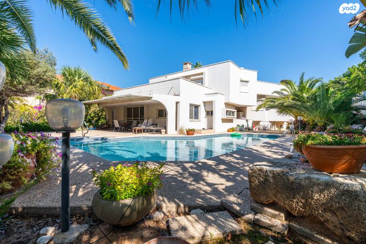 בית פרטי/ קוטג', נרקיס, הפרחים, קיסריה