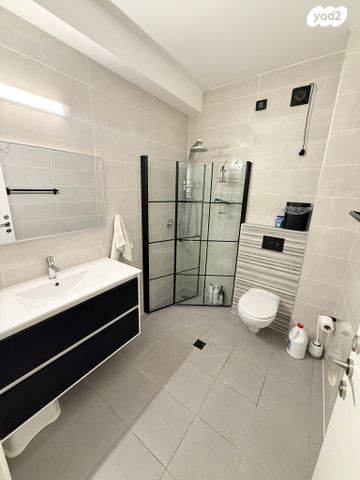 דירה, משה דיין, גיורא, רמלה