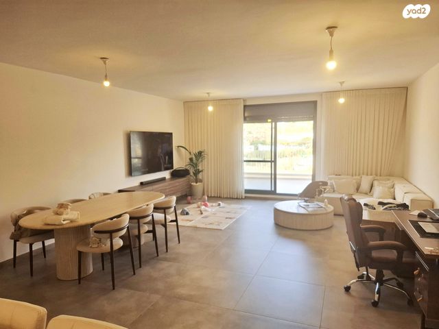 דירת גן, נעלה