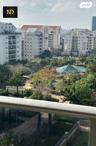 דירה, הזמר העברי, כפר סבא