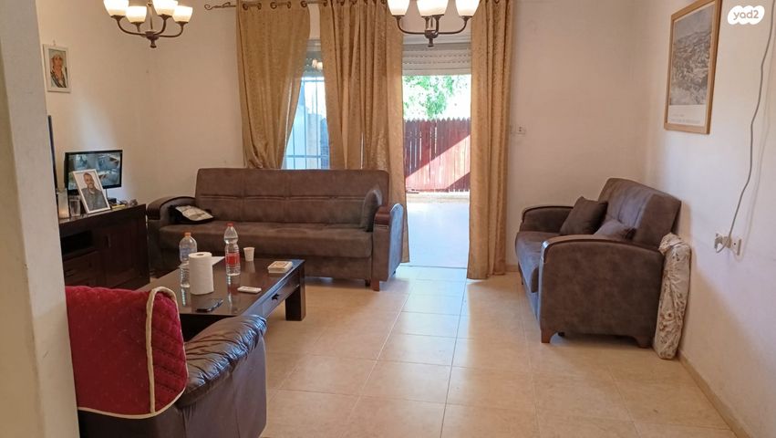 דירת גן, אדם - גבע בנימין