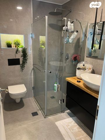 דירה, יוסי בנאי, משכנות האומנים, קרית מוצקין