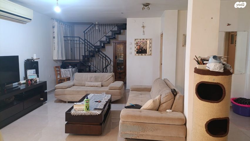 בית פרטי/ קוטג', רימונים