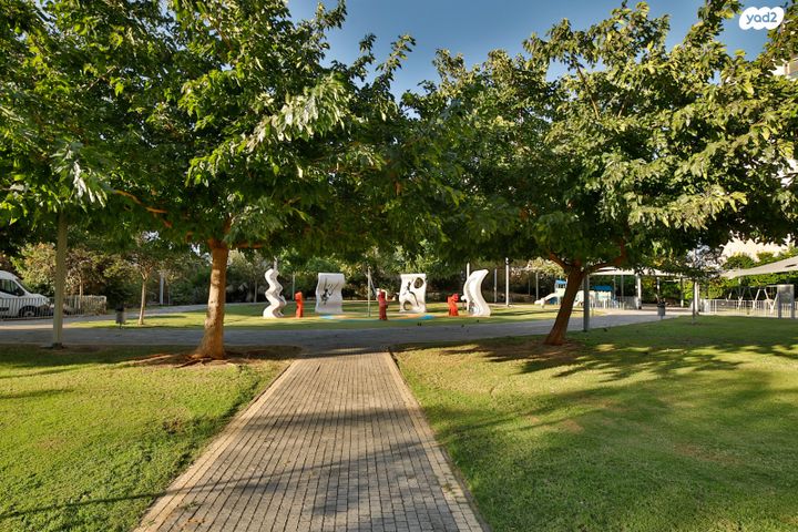 דירה, דבורה ברטונוב, קרית אילון, חולון