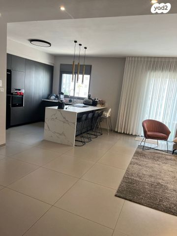 דירה, יוסי בנאי, משכנות האומנים, קרית מוצקין