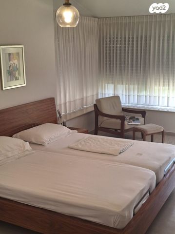 דו משפחתי, היינריך צבי גרץ, נאות גנים, נתניה