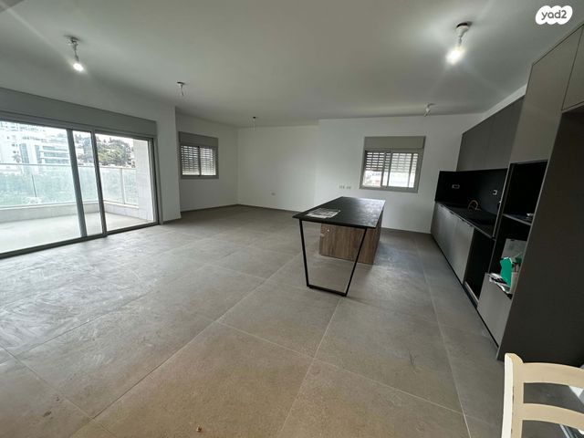 דירה, בנימין ד'ישראלי, אחוזה, חיפה