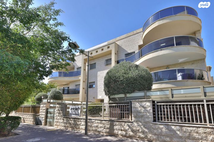 דירה, עוזי חיטמן, משכנות האומנים, קרית מוצקין