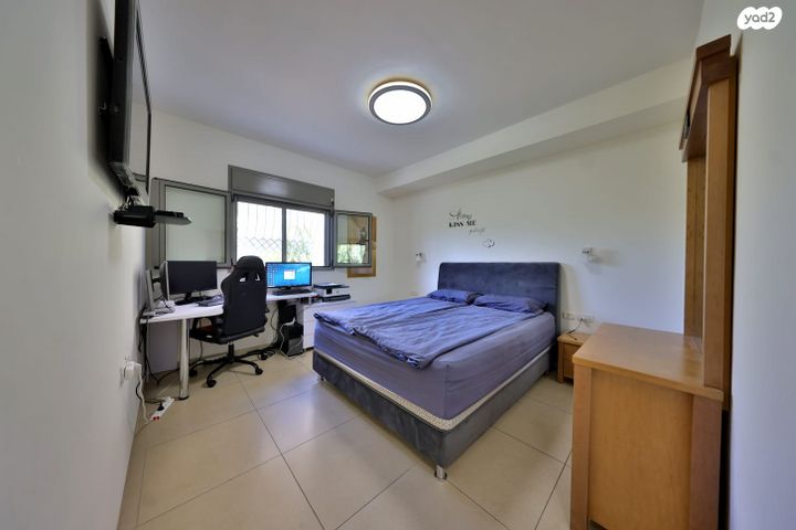 דירה, עוזי חיטמן, משכנות האומנים, קרית מוצקין