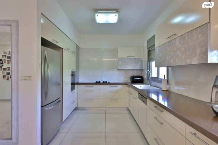 דירה, עוזי חיטמן, משכנות האומנים, קרית מוצקין