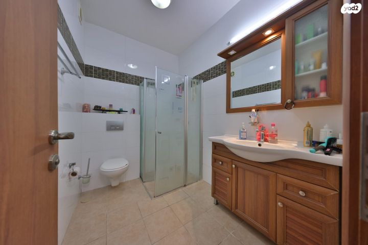 דירה, עוזי חיטמן, משכנות האומנים, קרית מוצקין