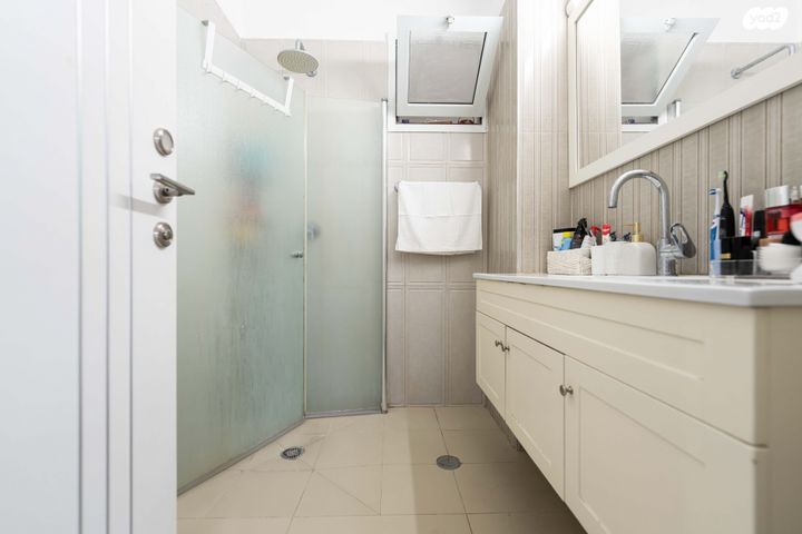 דירה, שירת אסתר, פתח תקווה