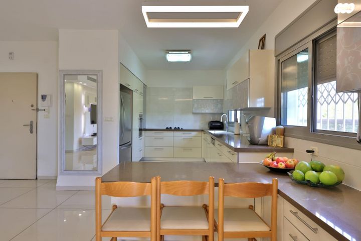 דירה, עוזי חיטמן, משכנות האומנים, קרית מוצקין