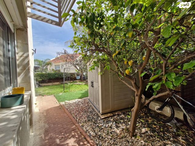 דו משפחתי, שלו 34, יד בנימין, יד בנימין