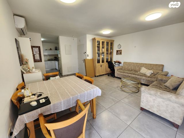 גג/ פנטהאוז, אבני חן, חריש