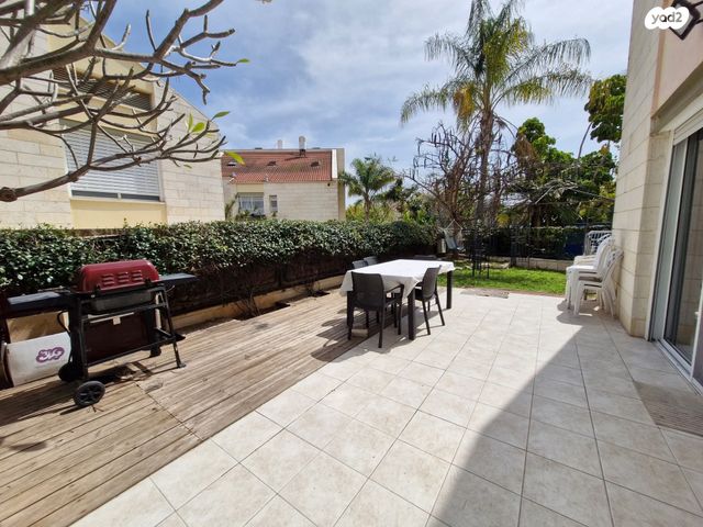 דו משפחתי, שלו 34, יד בנימין, יד בנימין