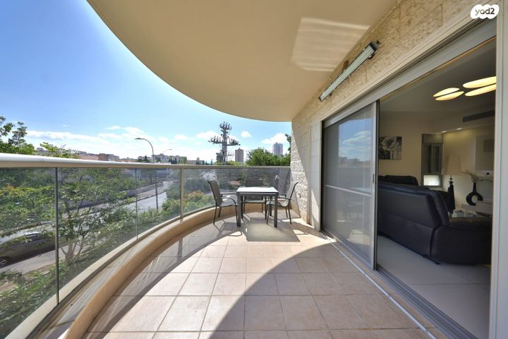 דירה, עוזי חיטמן, משכנות האומנים, קרית מוצקין